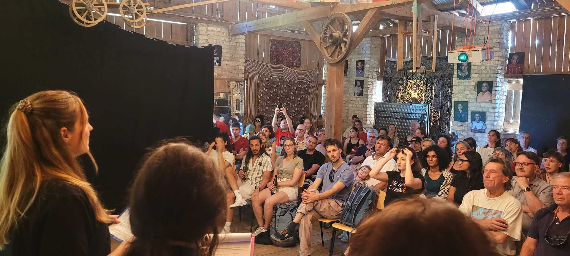 fiwa 2026, viele Zuschauerinnen in der Kinoscheune.